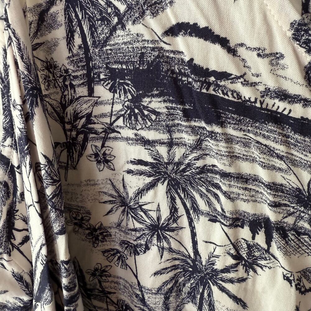 Torrid challis henley pocket sleeveless tank in a jungle toile print Size 2 - Picture 6 of 9